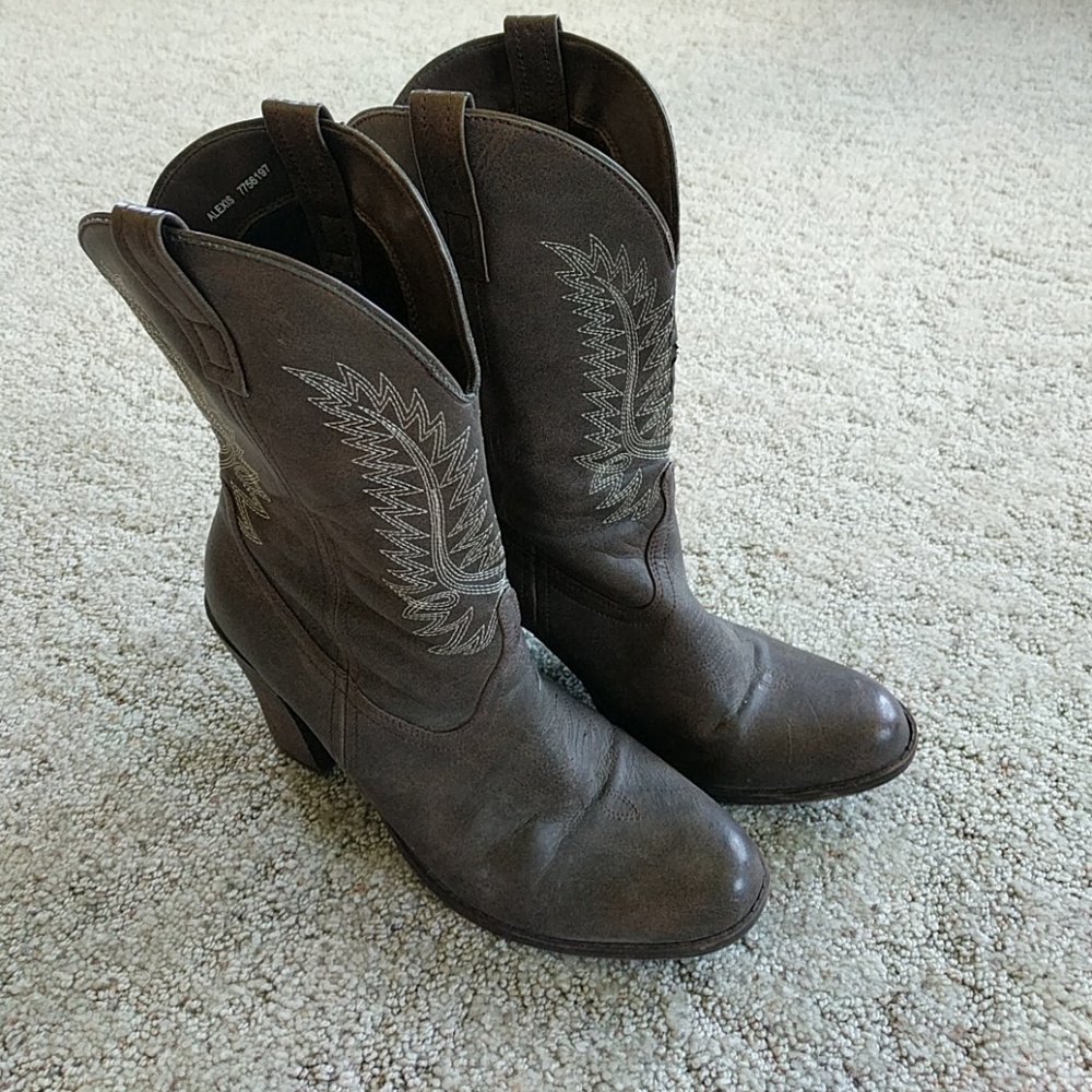 Cowboy boots with heel